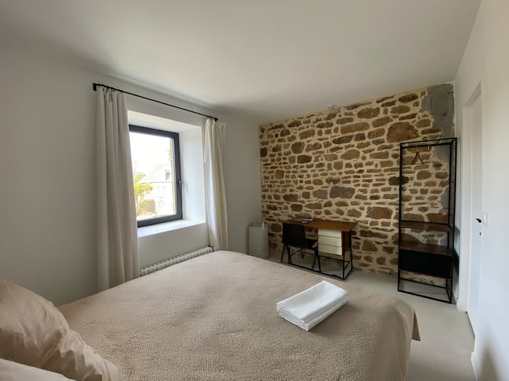 Chambre lit king size, bureau et penderie de rangement - Cottage Clos Lagadoue