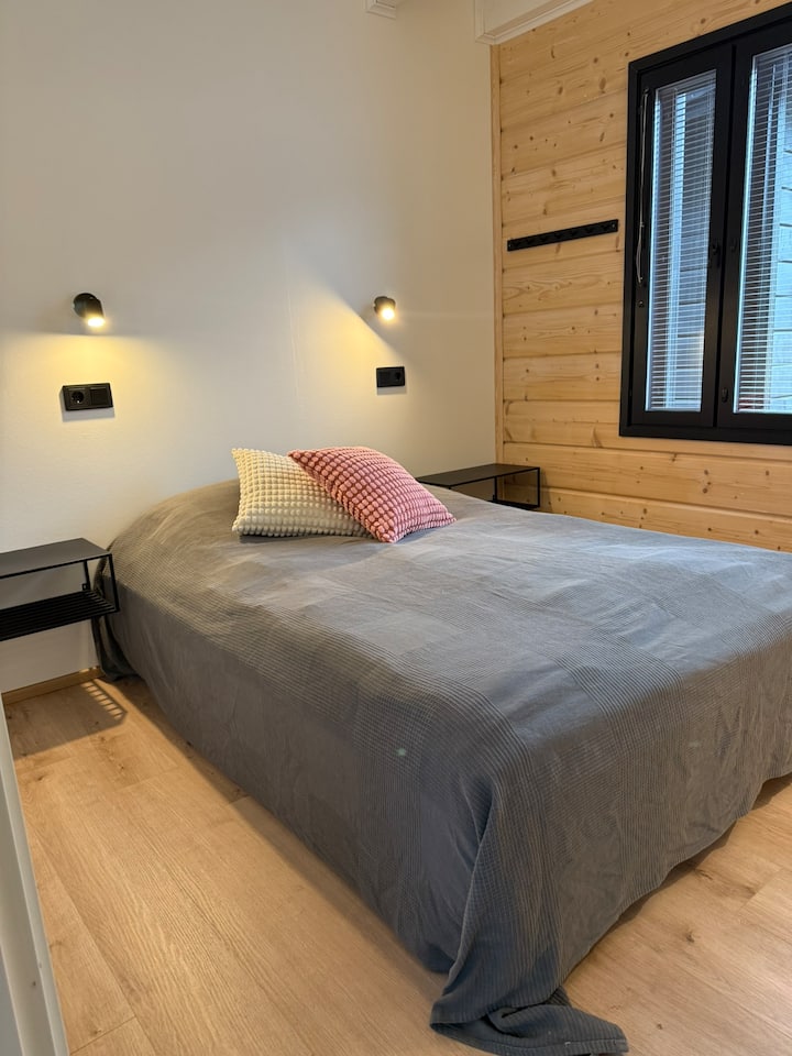 Alakerran makuuhuone.
Chumba cha kitanda cha ghorofa ya chini.