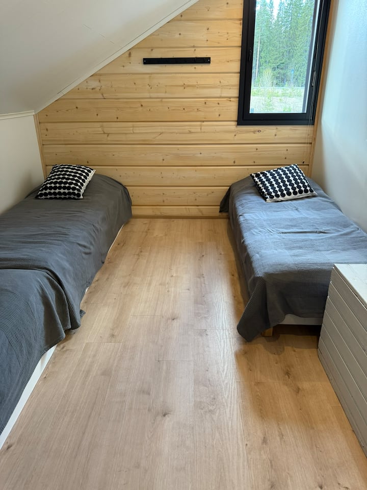 Chumba cha juu cha kulala.
Chumba cha kitanda cha ghorofani.