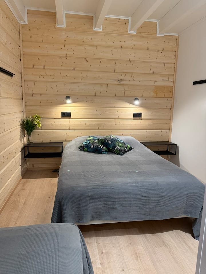 Alakerran makuuhuone.
Chumba cha kitanda cha ghorofa ya chini.