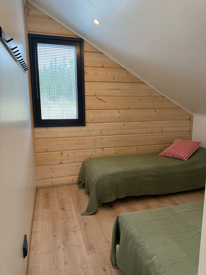 Chumba cha juu cha kulala.
Chumba cha kitanda cha ghorofani.