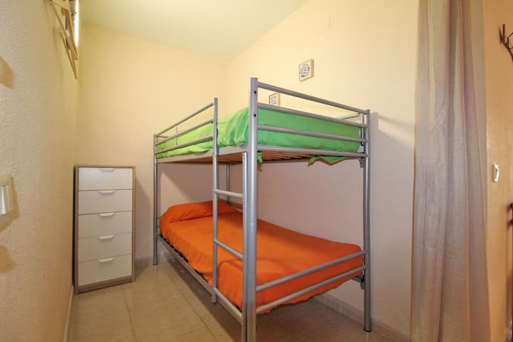 Оваа соба нема прозорец кон надвор, влегувате директно од дневната соба.