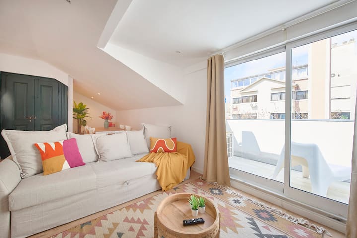 Apartamento central com dois quartos e varanda