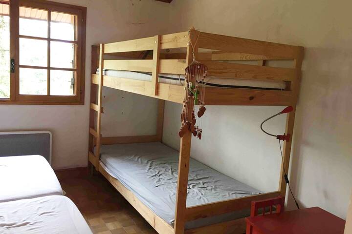 chambre avec 4 lits simples dont 2 superposés 