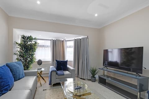 Stylish 4 bed 2-Bathroom Home in Brightside Avenue