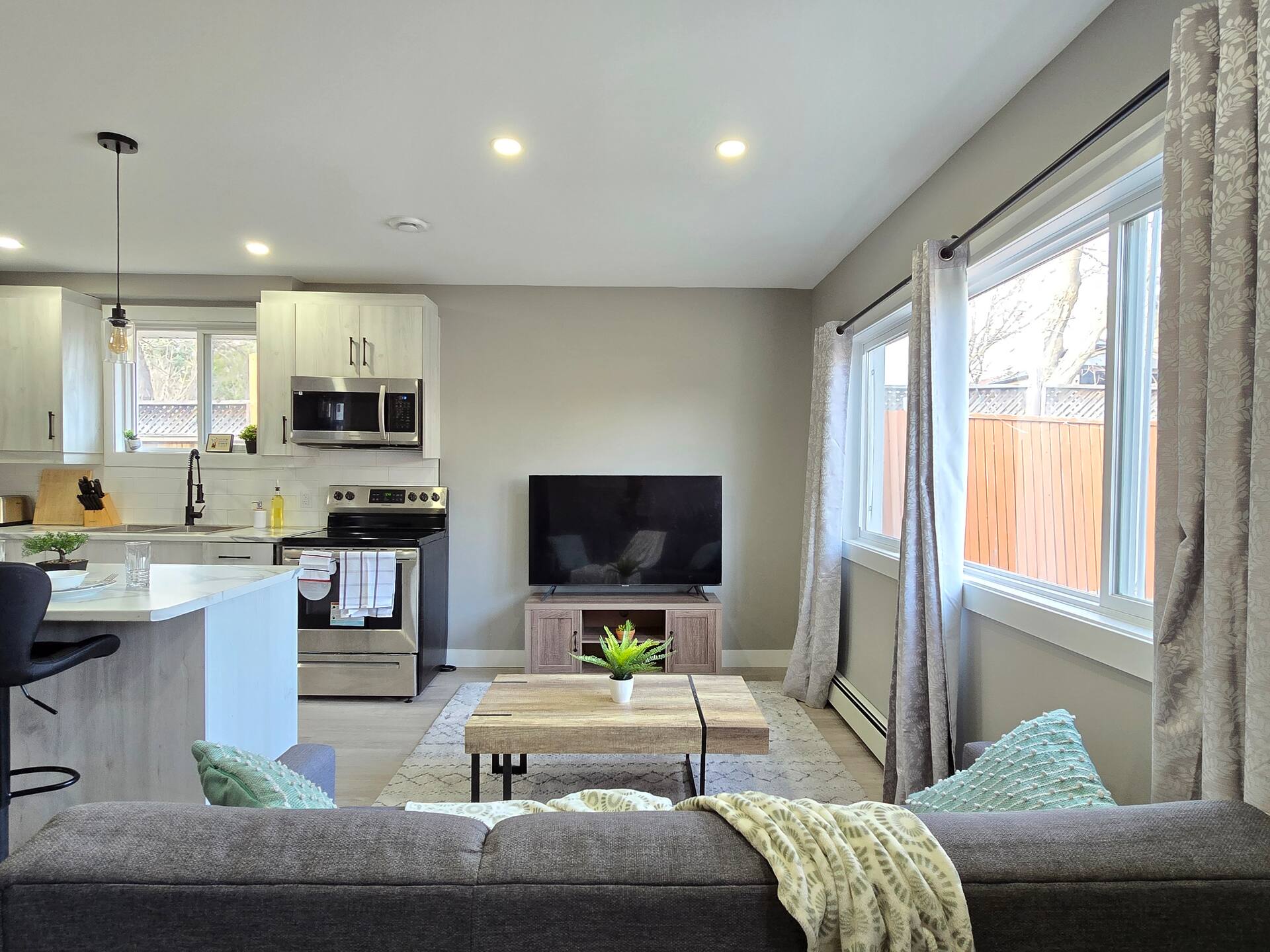 Spacious 2BR King Suite| Pet Friendly|Free Parking
