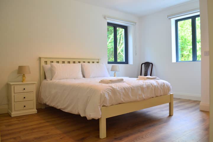 Chumba cha kulala cha 5-  kitanda cha watu wawili, kisha