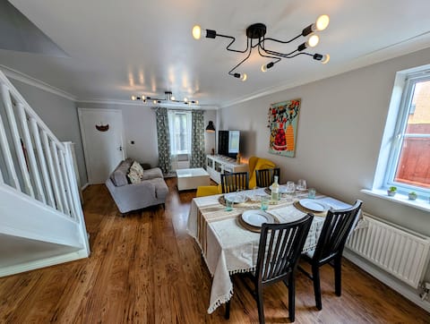 Top performing Airbnb: Stylish Stay • Quick London Link in Swanscombe And Greenhithe