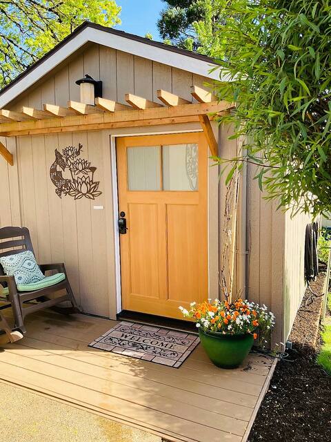 Garden Spa Getaway in Wine Country-Newberg