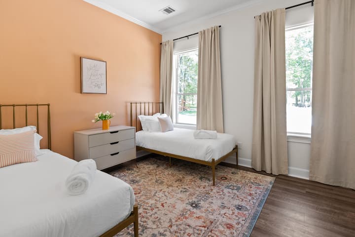 Lumineuse et joyeuse, cette chambre dispose de deux lits jumeaux confortables avec des draps frais et une touche de couleur ludique. Parfait pour les enfants, les amis ou les voyageurs supplémentaires, l'espace est confortable, fonctionnel et baigné de lumière naturelle.