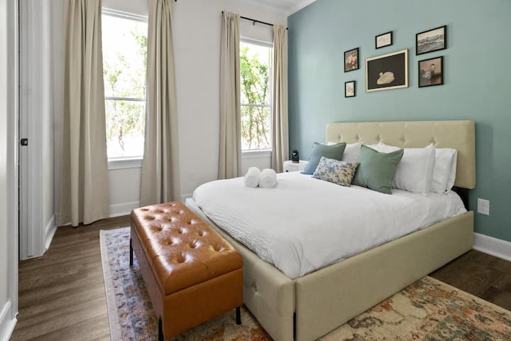 Cette chambre lumineuse et confortable dispose d'un grand lit confortable et d'un lit gigogne caché. Avec des draps doux, des touches de bleu apaisantes et de grandes fenêtres qui laissent entrer beaucoup de lumière naturelle, c'est un havre de paix pour se reposer et se détendre.