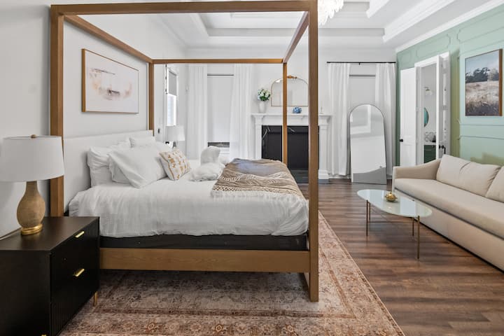 Élégante et confortable, cette suite parentale moderne à la française est dotée d'un lit à baldaquin élégant, de tons doux, d'une cheminée décorative et d'un canapé confortable. Des détails bien pensés, comme des œuvres d'art chics et un lustre imposant, créent un espace raffiné pour se détendre.