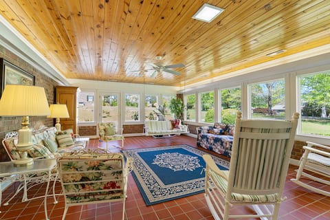 Spacious | Sunroom | 9 Acres | Near Wedding Venues