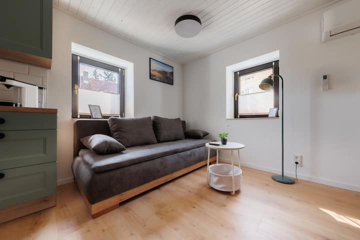 Kitanda cha sofa cha sebule kilicho na taa na meza ya kahawa