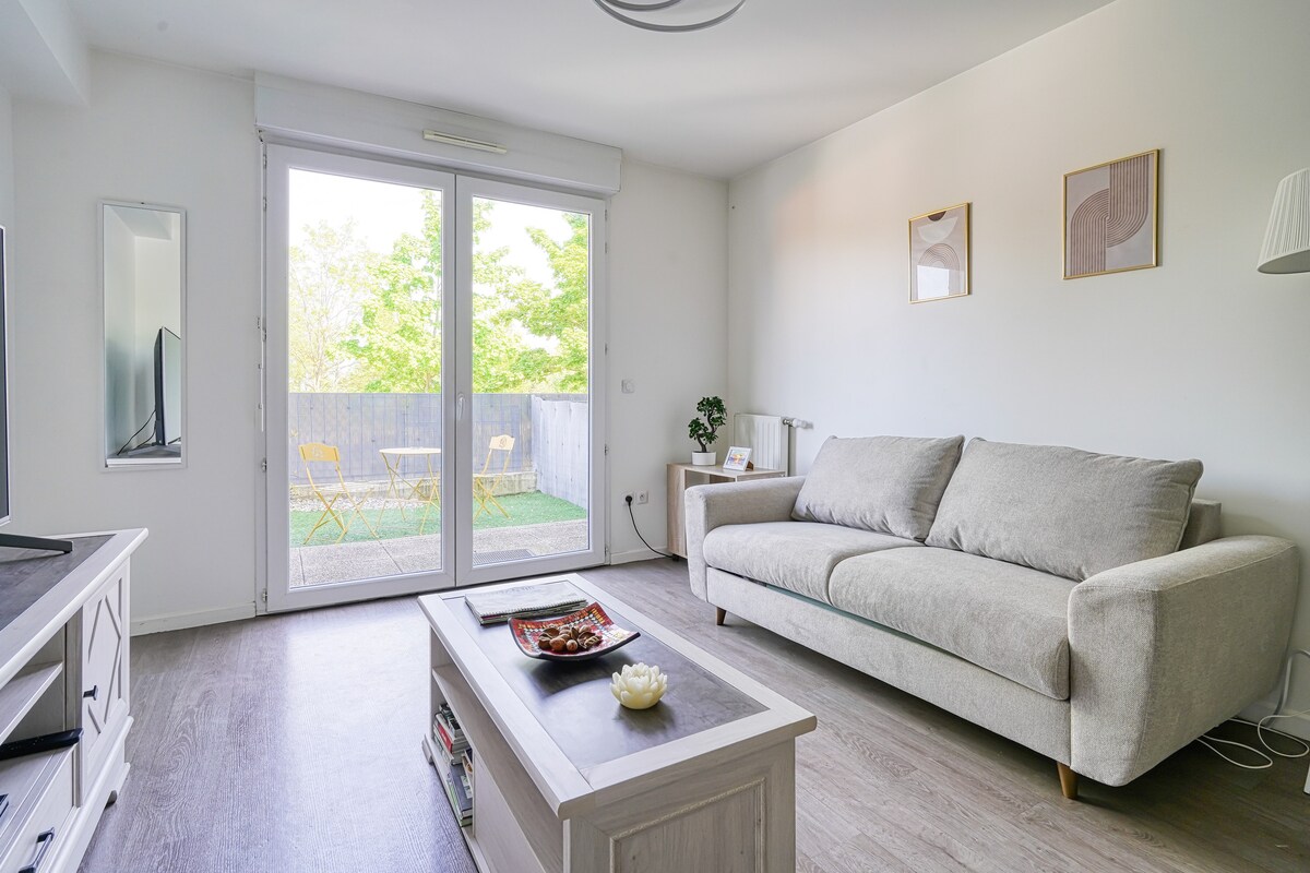 غرفة معيشة مشرقة وتراس مع إطلالات دون عائق لإقامة مريحة