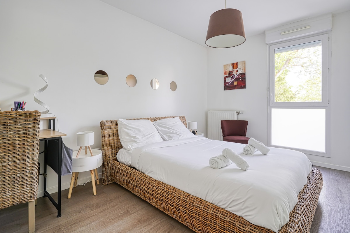 غرفة نوم مغمورة بالضوء الطبيعي مع سرير مزدوج مريح لراحتك.