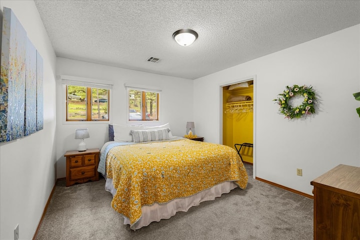 Kingsize bed met Tempur-Pedic matras toegevoegd in december 2025.