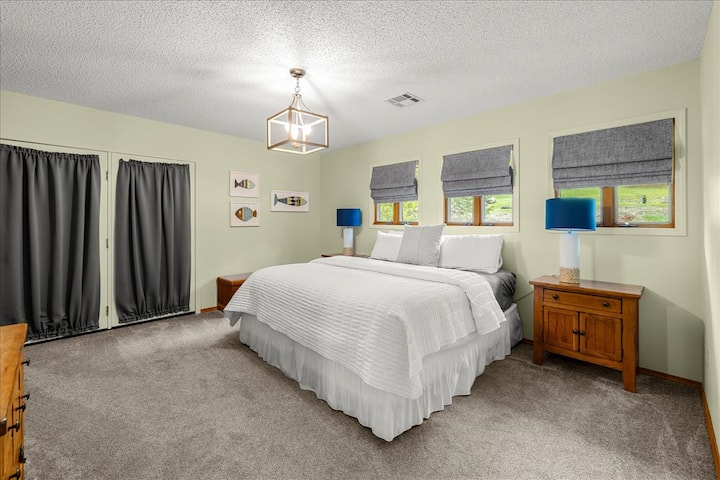 Primaire suite met aangrenzende badkamer. 