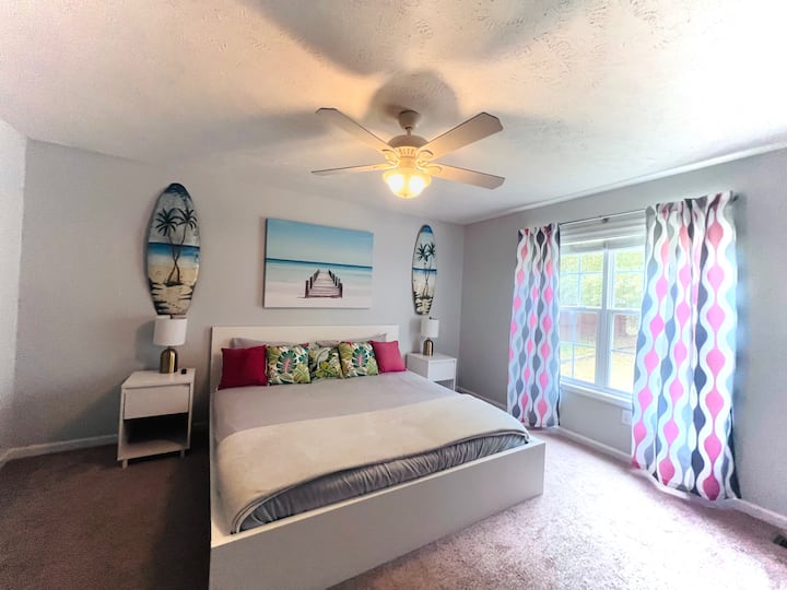 Prostrana glavna spavaća soba s velikim bračnim krevetom.