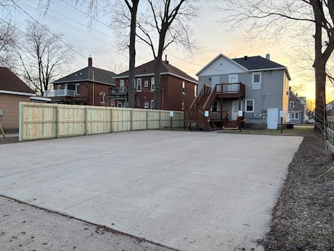 Cozy 5BR Duplex by Mayo, 50-ft Parking
