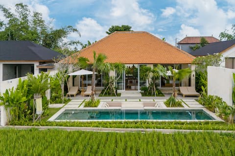 Villa Yanjo: 2BR w/Infinity Pool & Rice Field View