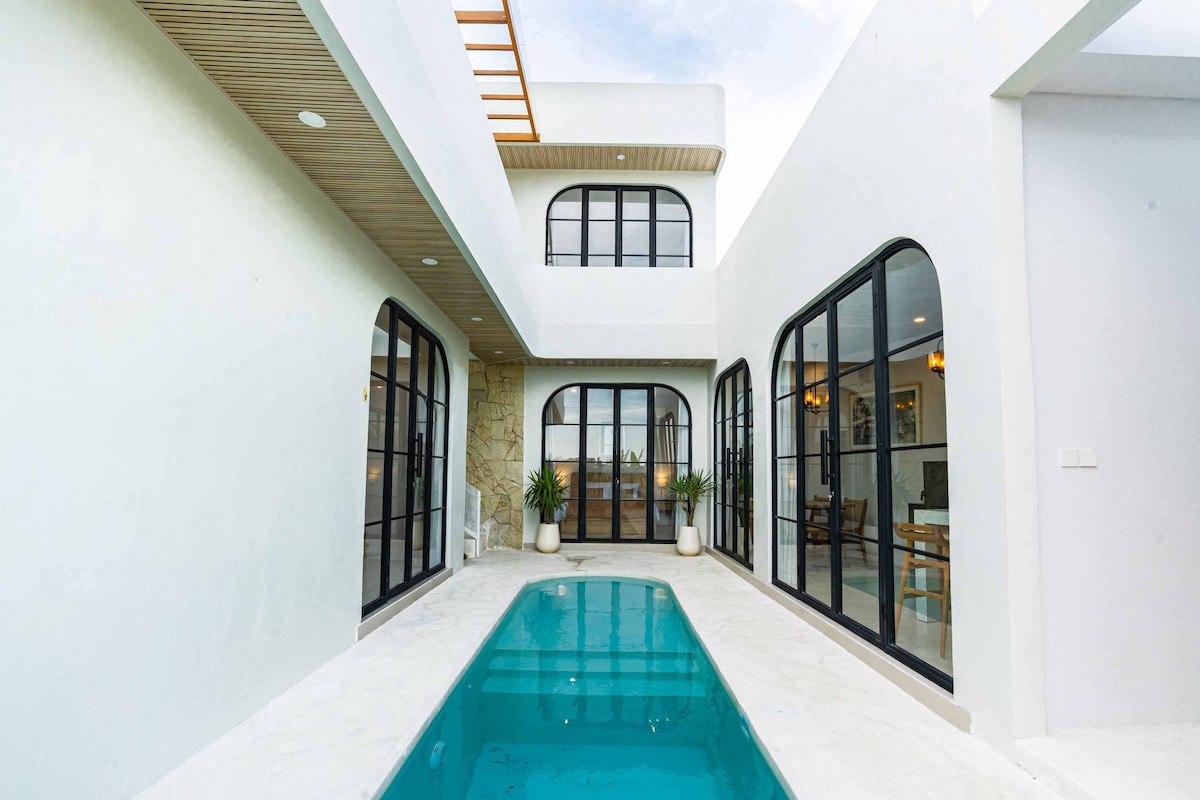 Villa in South Kuta · 3 bedrooms · 3 beds · 3 private baths, comparable Airbnb