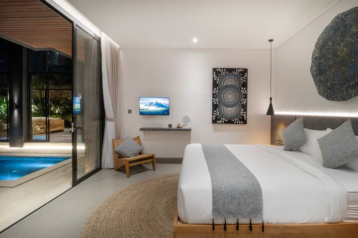 Tropical Paradise: 6BR Villa, Slide Pool & Arcade