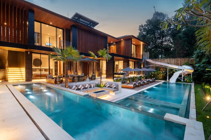 Tropical Paradise: 6BR Villa, Slide Pool & Arcade