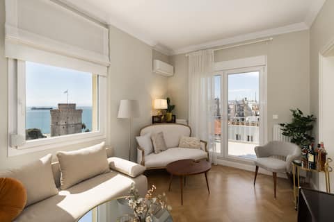 La Maison Dorée – Elegant Stay & View by BiNoBi!