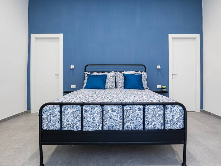 Slaapkamer met topper en eigen badkamer 