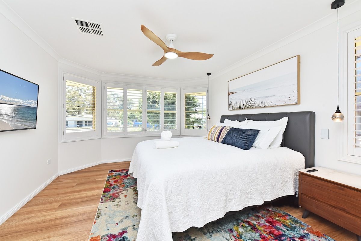 חדר השינה הראשי כולל מיטת קינג קינג מפוצלת מתכווננת חשמלית, סוויטה מלאה וויר. גם טלוויזיה מחוברת