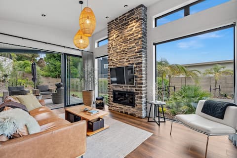 Top Airbnb: Boutique Coastal Retreat • Fireplace • Bath in Mangawhai