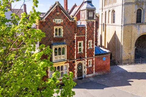Tower Cottage - Medieval Grid Townhouse