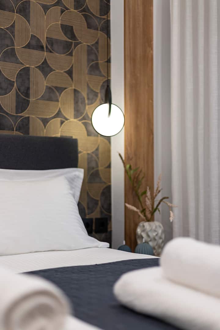 Spálňa s manželskou posteľou.