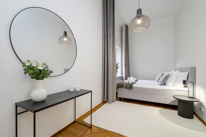 Cette chambre dispose d'un lit de 160 cm de large et d'une salle de bain séparée.