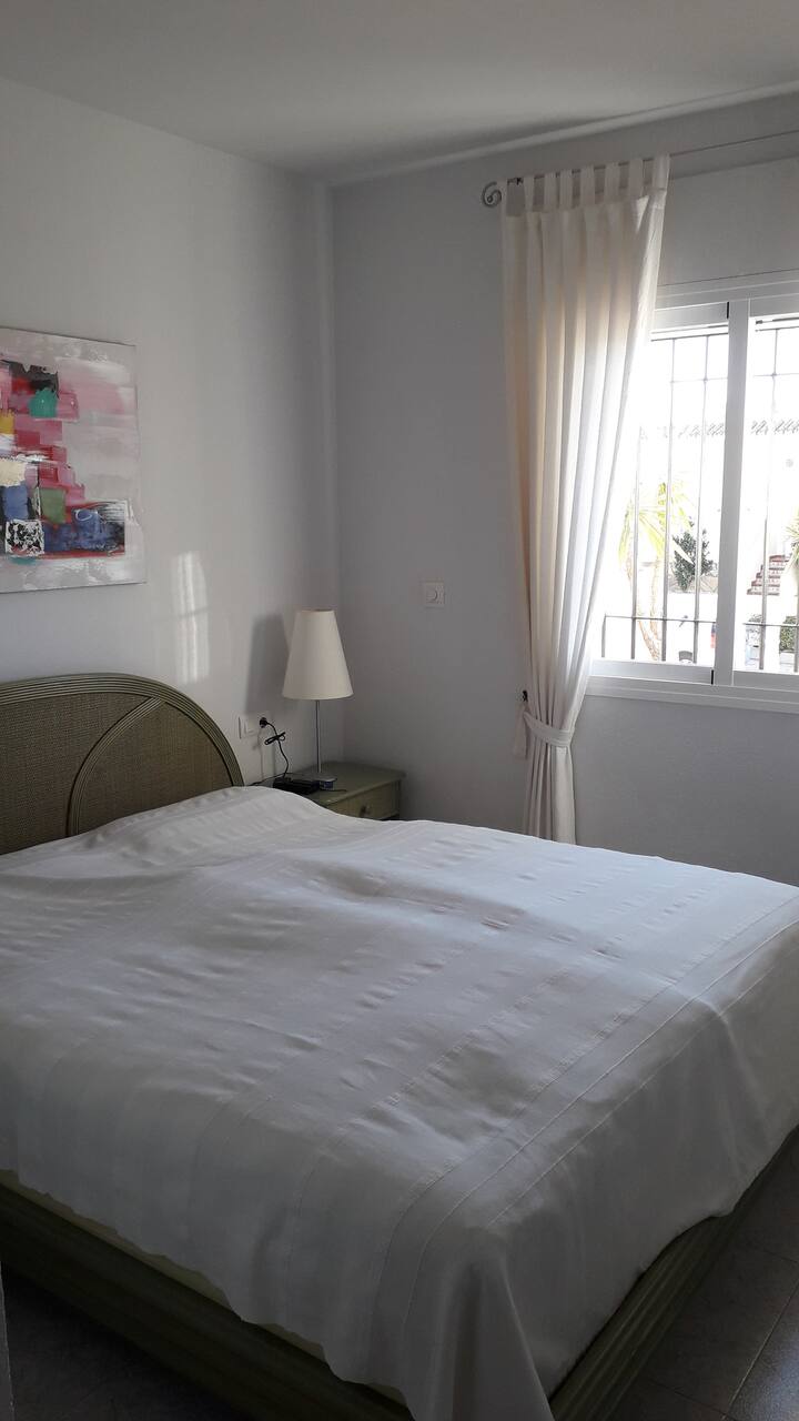 Спална соба со поглед на море