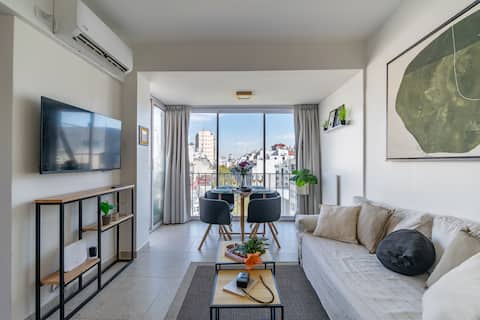 Bright 1BR Apartment with Stunning Balcony View
