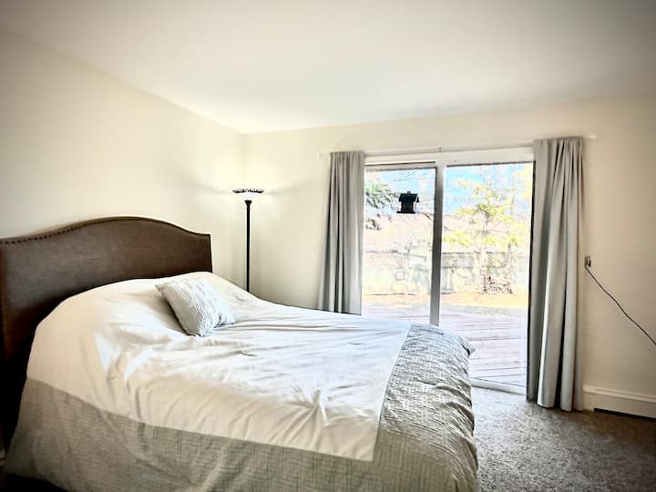 主楼层第二间卧室，可步行到后院，欣赏到部分湖景。