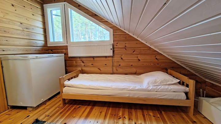 Kitanda kimoja sentimita 80x200 na godoro nene la sentimita 10 na godoro. Iko kwenye ghorofa ya juu. Kifua cha jokofu kinaweza kupatikana hapa.