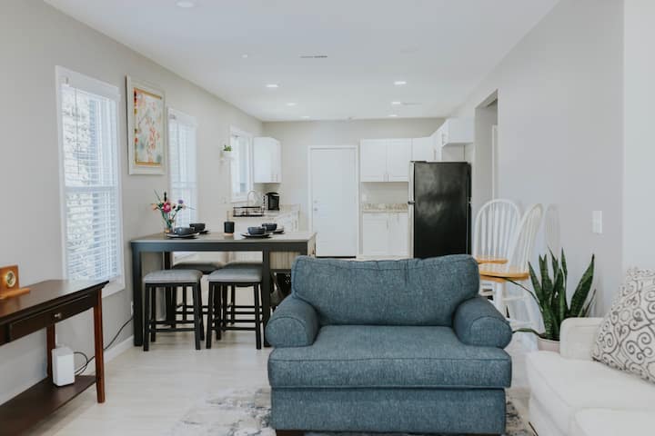 Cityside Charm 2br Near Downtown - Dearborn, MI