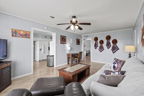 Cowboy Retreat w/ TVs+Carport