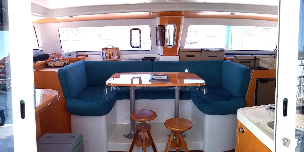 Annonce Airbnb populaire: Catamaran rental at the dock à Le Barcarès