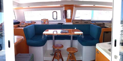 Annonce Airbnb populaire: Catamaran rental at the dock à Le Barcarès