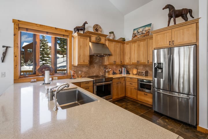 The Timber Haus: Big Sky Mountain Retreat - Big Sky, MT