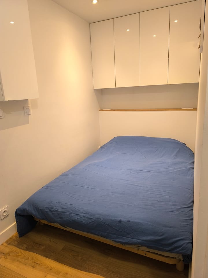 camera con letto di 140x190 (lenzuola fornite) e ripostiglio sopra la testiera del letto.