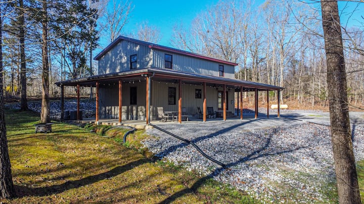 ログハウス 寝室8つに22台分のガレージ —— 全米最大級のログハウスが売出し