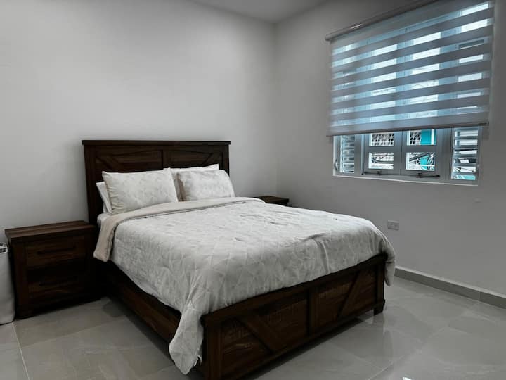 Soba za goste br. 2,
bračni krevet (širine 150