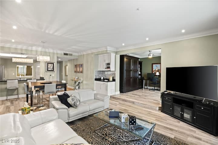 Zz* The Meridian | Spacious 2br Retreat + Parking - Las Vegas, NV