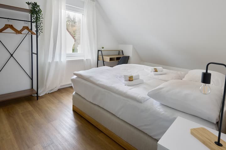 Dobar san je zajamčen. Udoban krevet, kvalitetna posteljina i mirna atmosfera za slatke snove.  