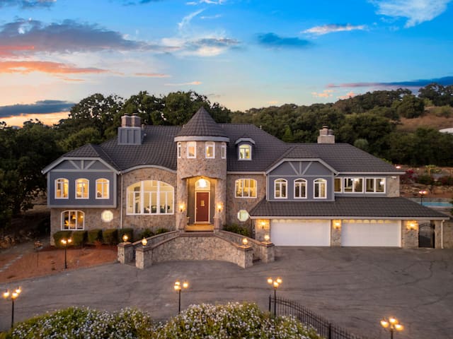 Grand Castle Villa in San Jose